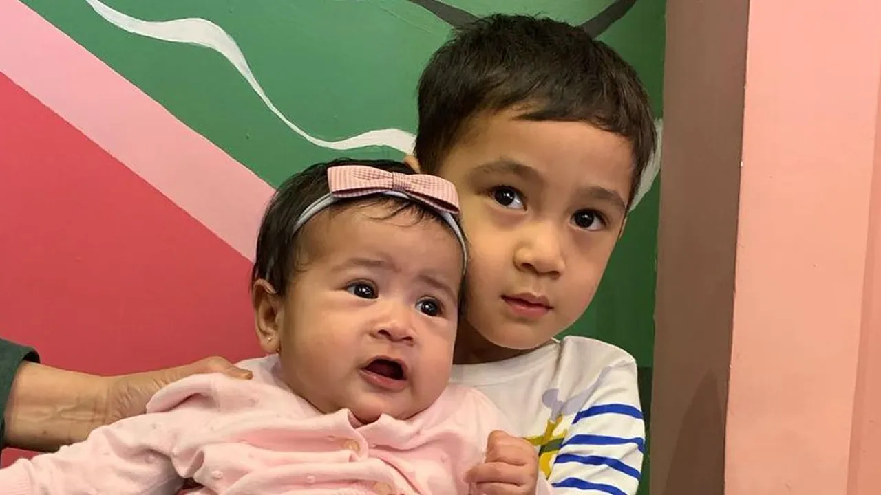 Manisnya Perlakuan Rafathar Saat Usap dan Gendong Baby Ansara yang Menangis