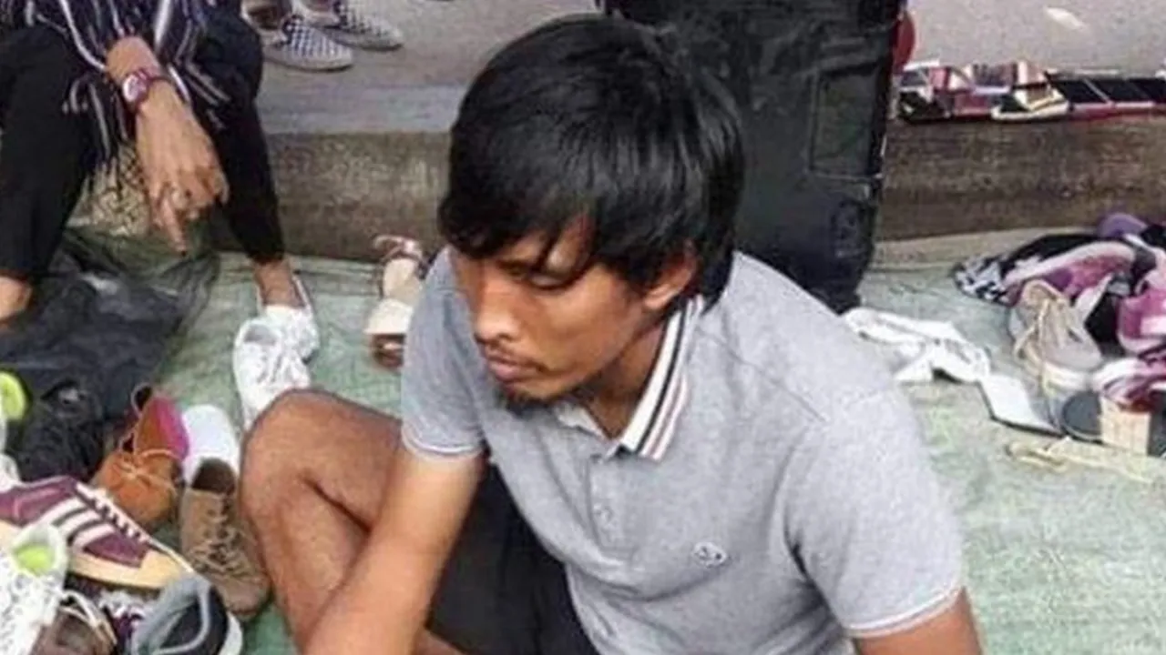 Mantan Striker Timnas Budi Sudarsono Jualan Sepatu di Batam?