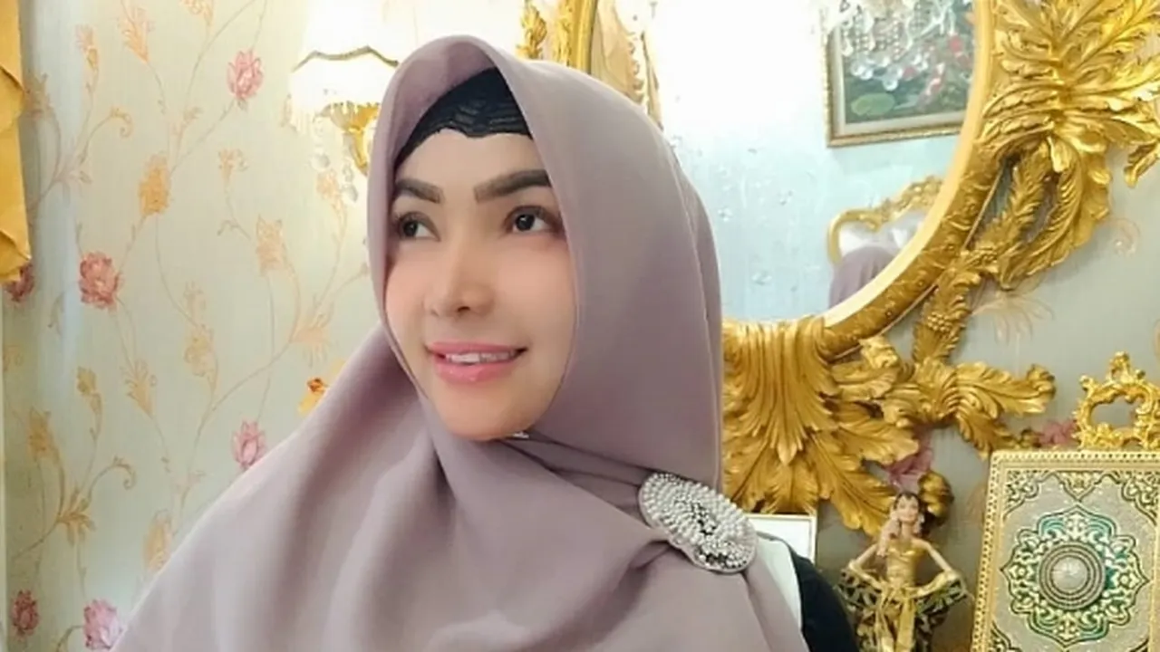 Mantap Hijrah, Roro Fitria Tinggalkan Dunia Klenik dan Ritual Kejawen Mantap Hijrah, Roro Fitria Tinggalkan Dunia Klenik dan Ritual Kejawen
