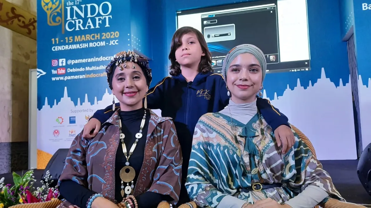 Marak & Sempat Bikin Panik, Seperti Ini Tips Terhindar Dari Virus Corona Ala Ayu Azhari