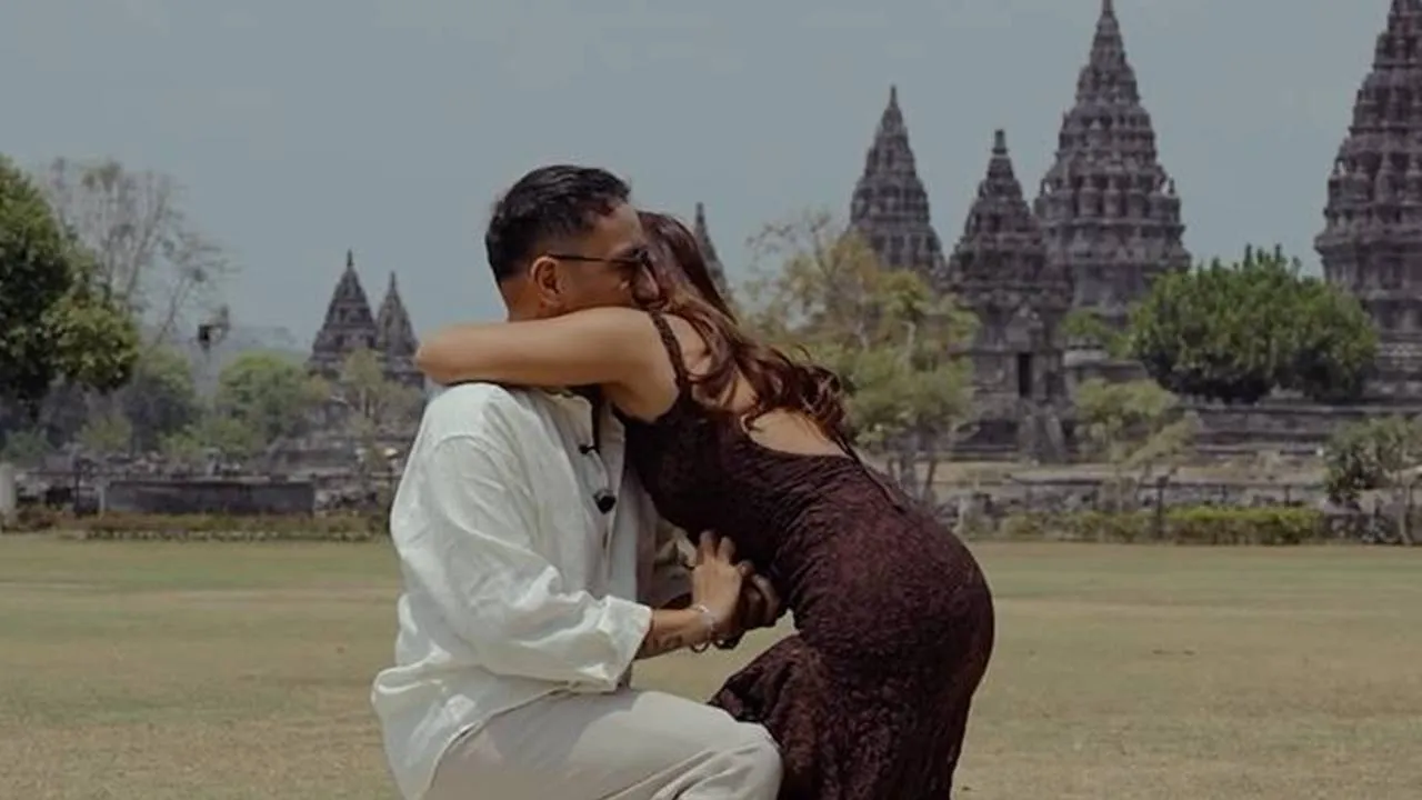 Marion Jola Terima Lamaran Dennis Talakua di Prambanan, Resmi Tunangan