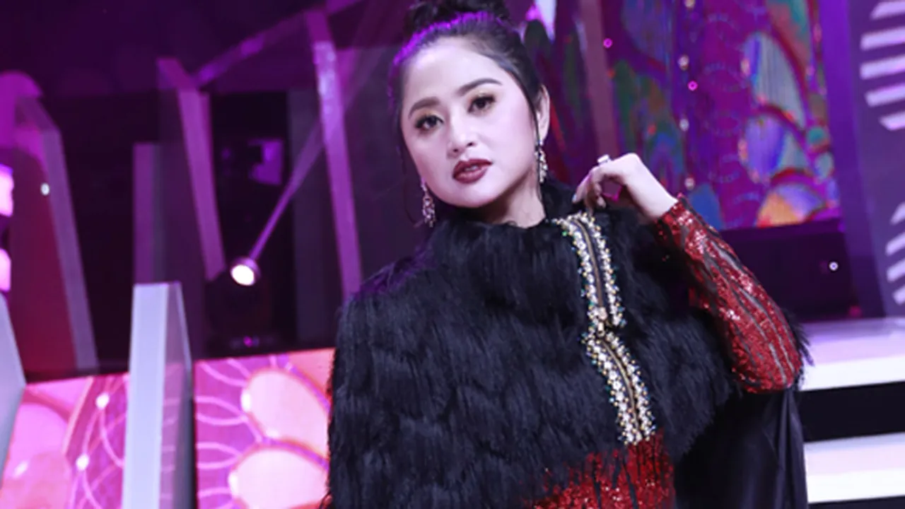 Masuk Masa New Normal, Dewi Perssik: Akhirnya Bisa Ngemall Lagi!