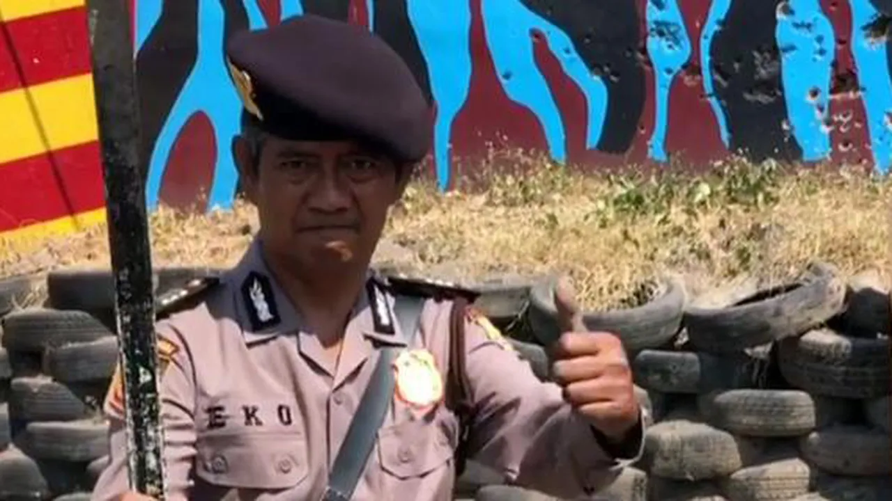 Masuk Pak Eko Viral, Ini Dia Sosok Polisi Yang Jago Melempar Benda Tajam ke Sasaran