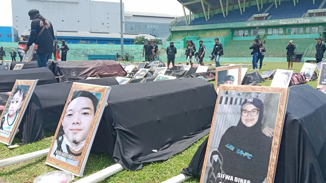 Masyarakat Mengarak 135 Keranda Saat Aksi Damai Memperingati 40 Hari Tragedi Kanjuruhan