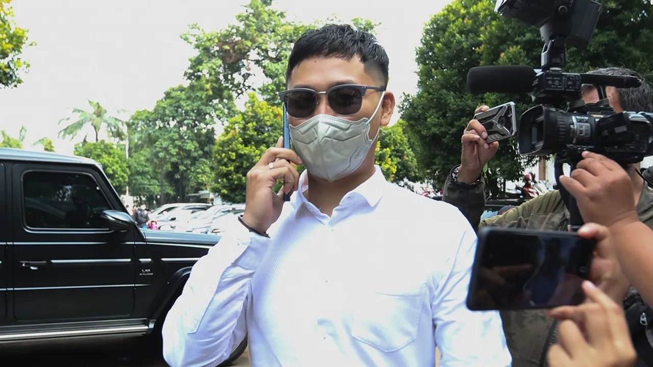 Mata Berkaca-kaca, Angga Wijaya Deg-degan Ucapkan Ikrar Talak di Pengadilan Agama