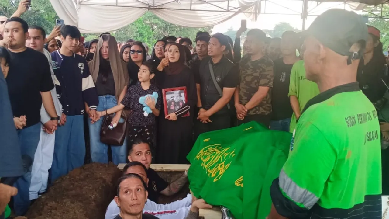 Mata Sembab Richa Novisha Iringi Kepergian Gary Iskak