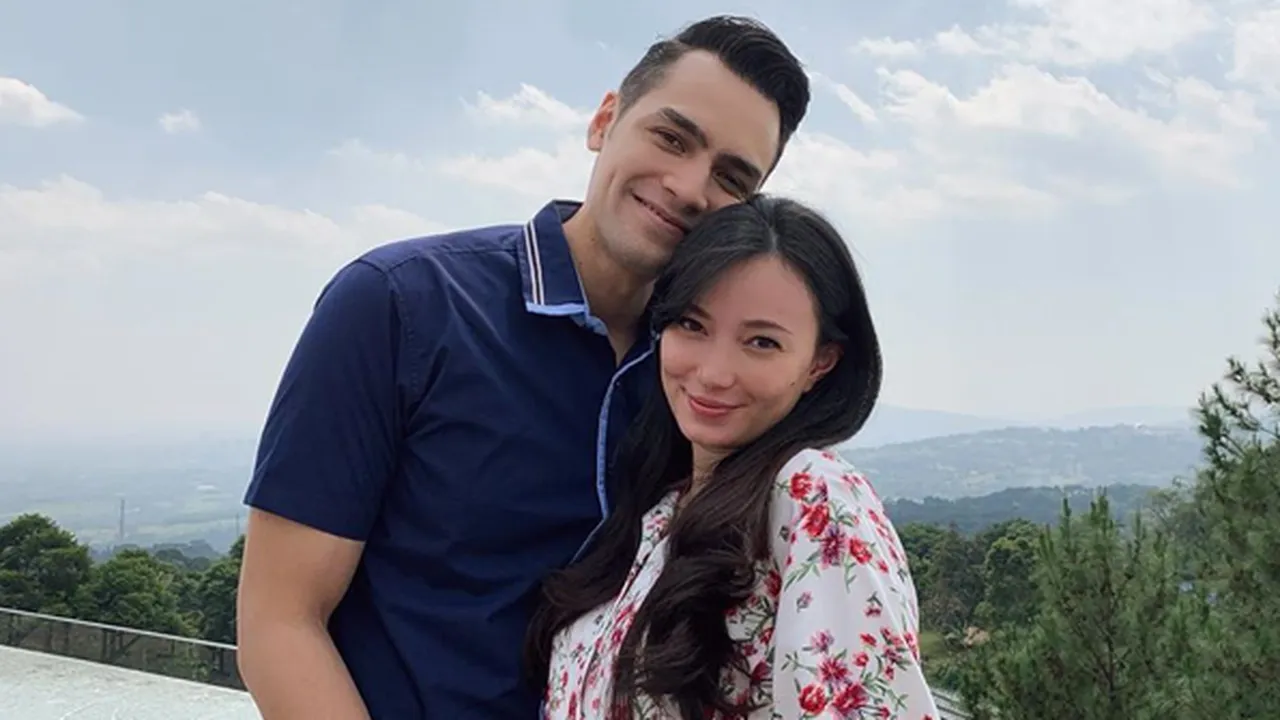 Maternity Shoot Bareng Rio Motret, Jonas Rivanno Cium Mesra Asmirandah