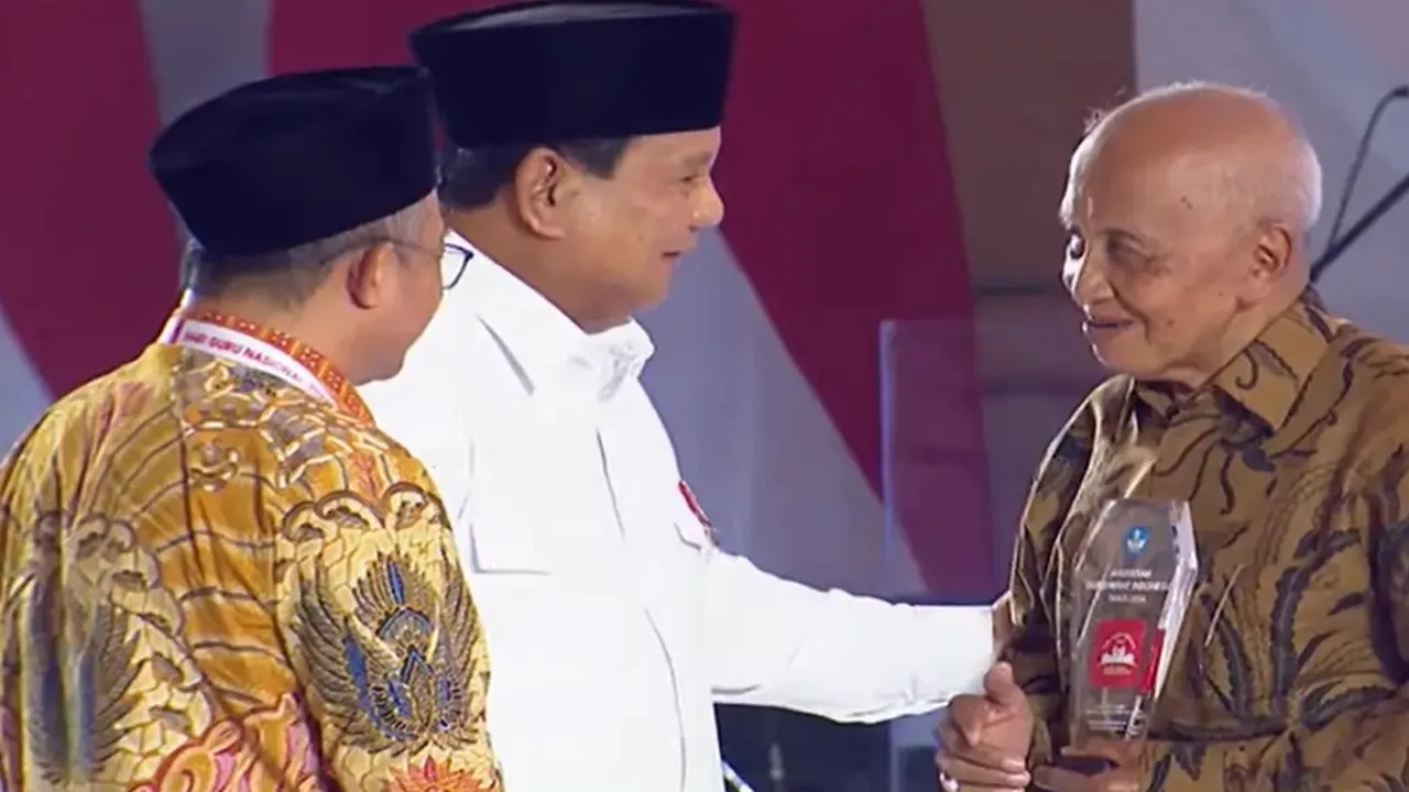 Mbah Guru Matematika Raih Penghargaan dari Presiden Prabowo, Semangat Mengajarnya di TikTok Bikin Kagum