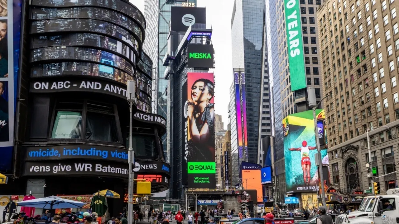 Meiska Tembus Billboard Times Square New York, Rayakan Rilis Lagu 'Datang Tepat Waktu'