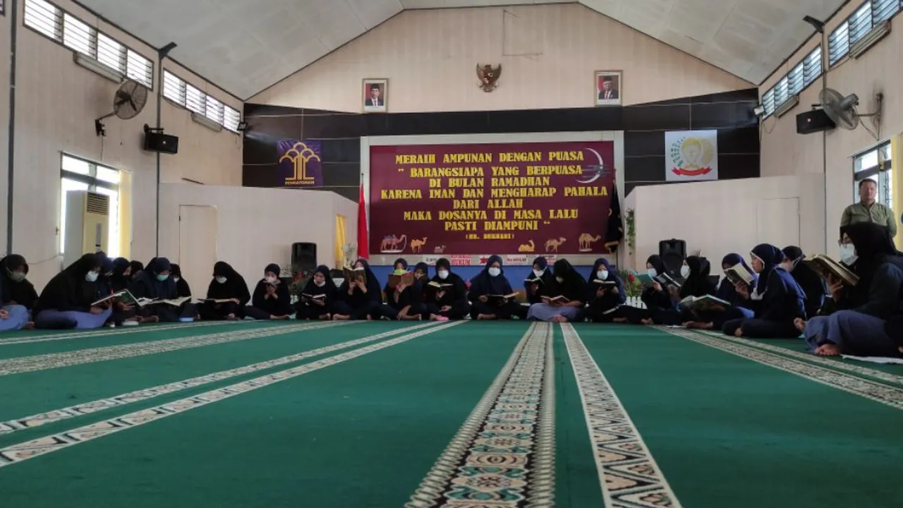 Melihat Aktivitas Warga Binaan Lapas Perempuan Malang Tadarus Alquran, Khatam 3-4 Juz Sehari