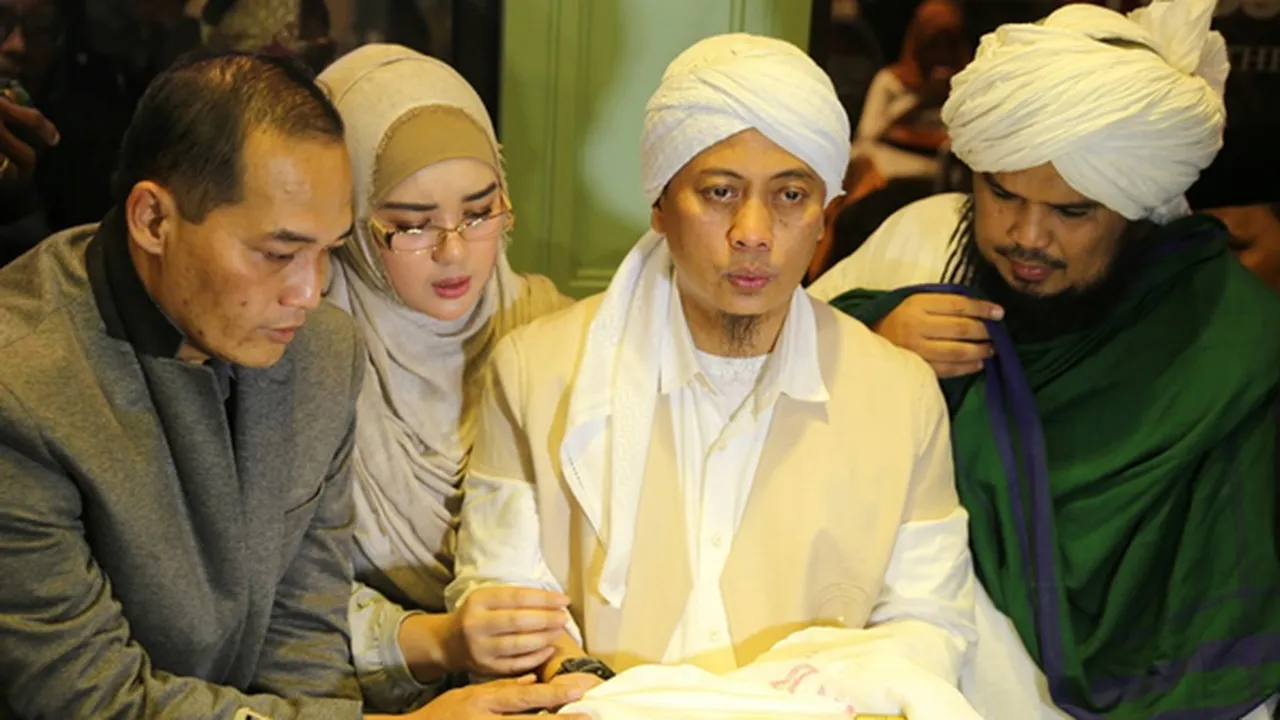 Melihat Rambut Nabi Muhammad dari Dekat, Hati Opick Bergetar