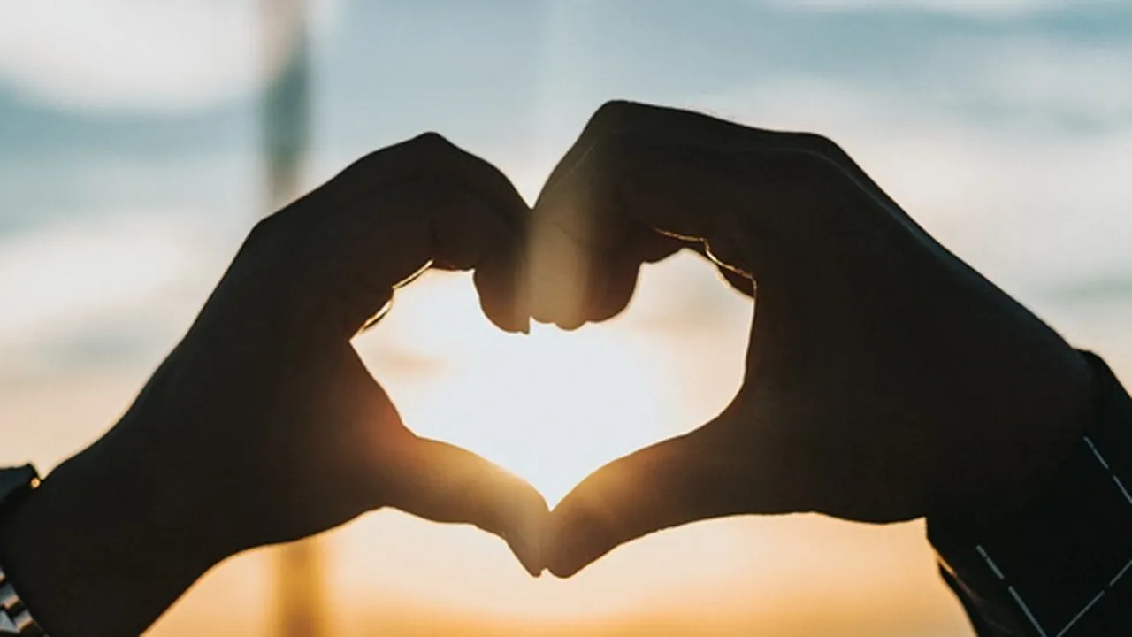 Memahami Arti Emot Love Hitam dan Warna Lainnya Saat Berkirim Pesan