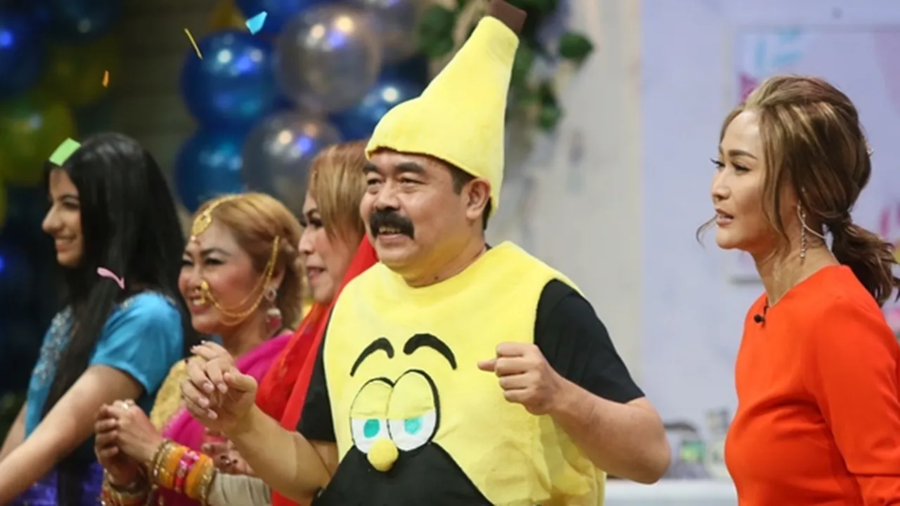 Memakai Baju Pisang di Program Televisi Bersama Istri Tercinta, Adam Suseno Pasrah