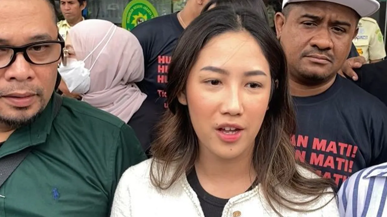 Memohon Doa dan Berusaha Tegar, Tamara Tyasmara dan Angger Dimas Jadi Saksi dalam Sidang Kematian Putranya