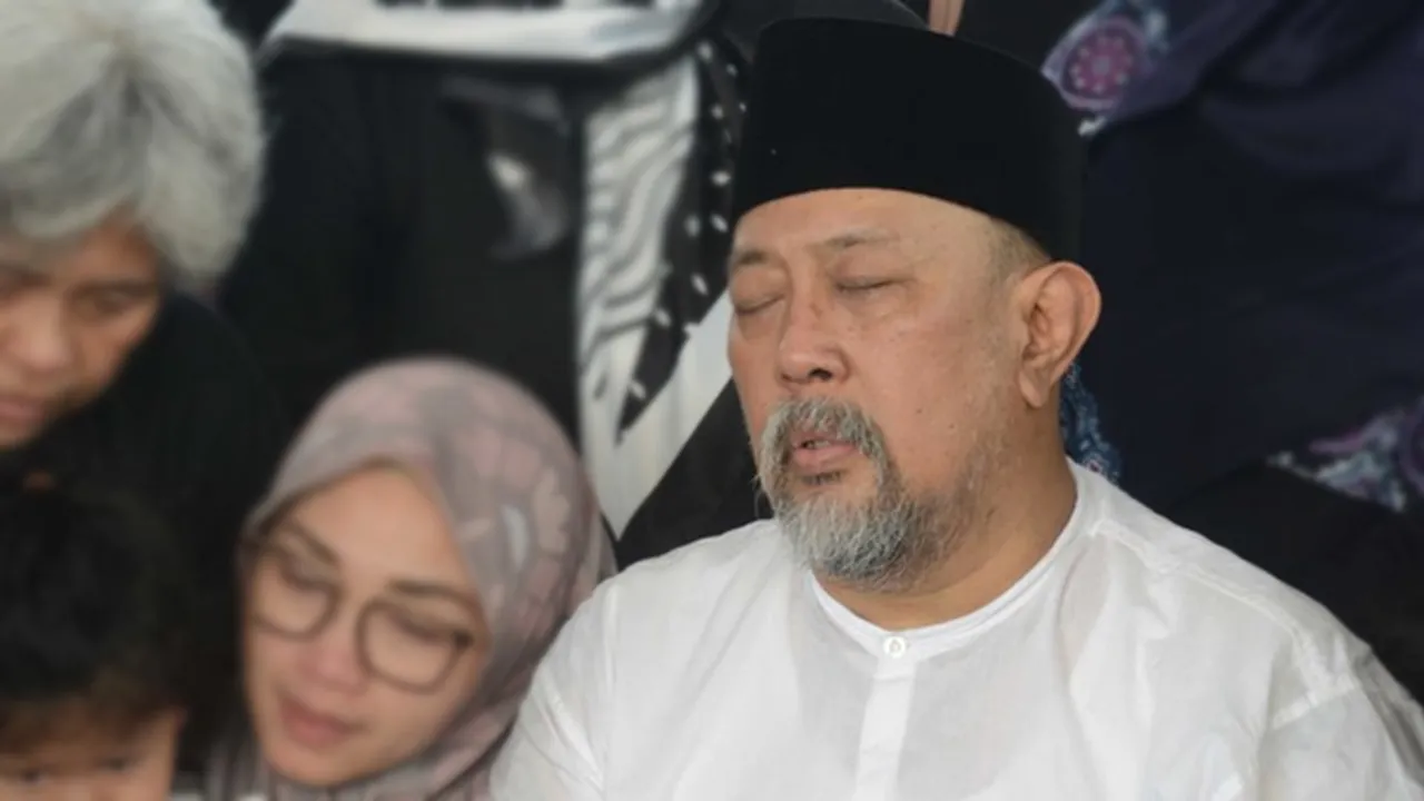 Menangis Melepaskan Kepergian Istri, Indro Warkop: Maaf Saya Cengeng