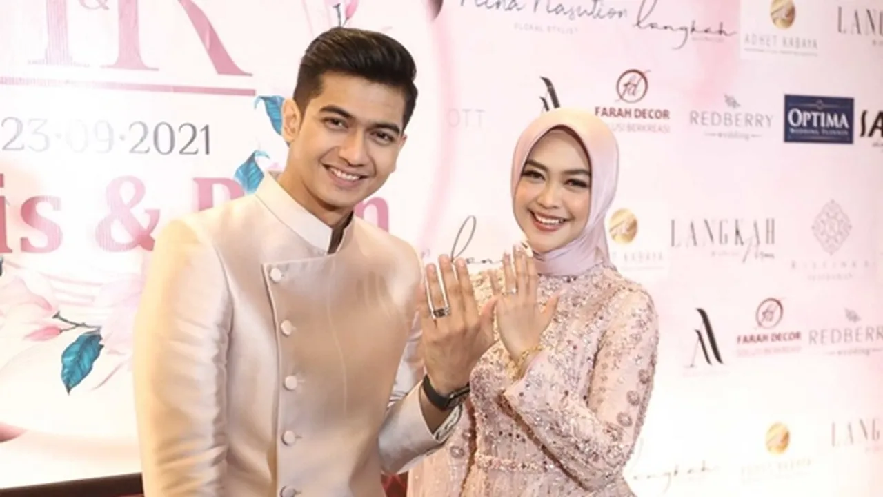 Menangis Saat Dilamar Teuku Ryan, Ria Ricis Ingat Almarhum Papanya
