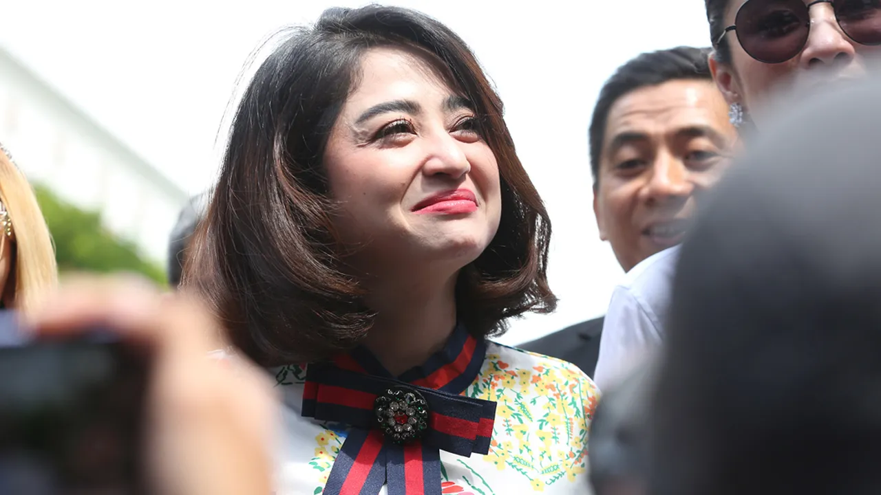 Menangis Tiga Kali Bercerai, Dewi Perssik: Kapan Saya Bisa Memiliki Keluarga yang Utuh?