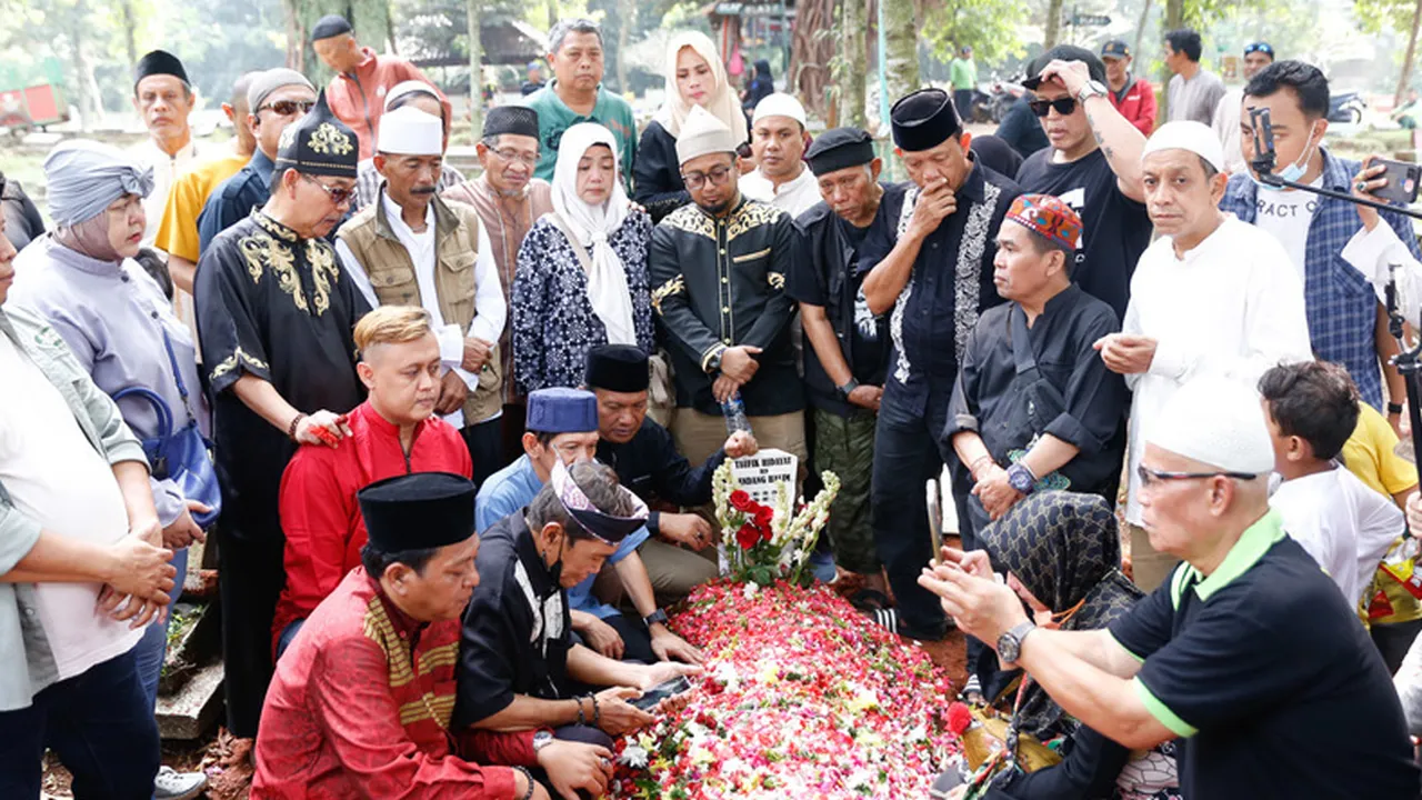 Mendiang Taufik Lala Dimakamkan, Diiringi Isak Tangis Keluarga