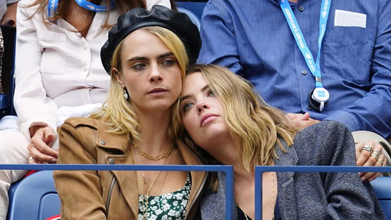 Mengaku Putus dari Ashley Benson, Twitter Cara Delevingne Dihack
