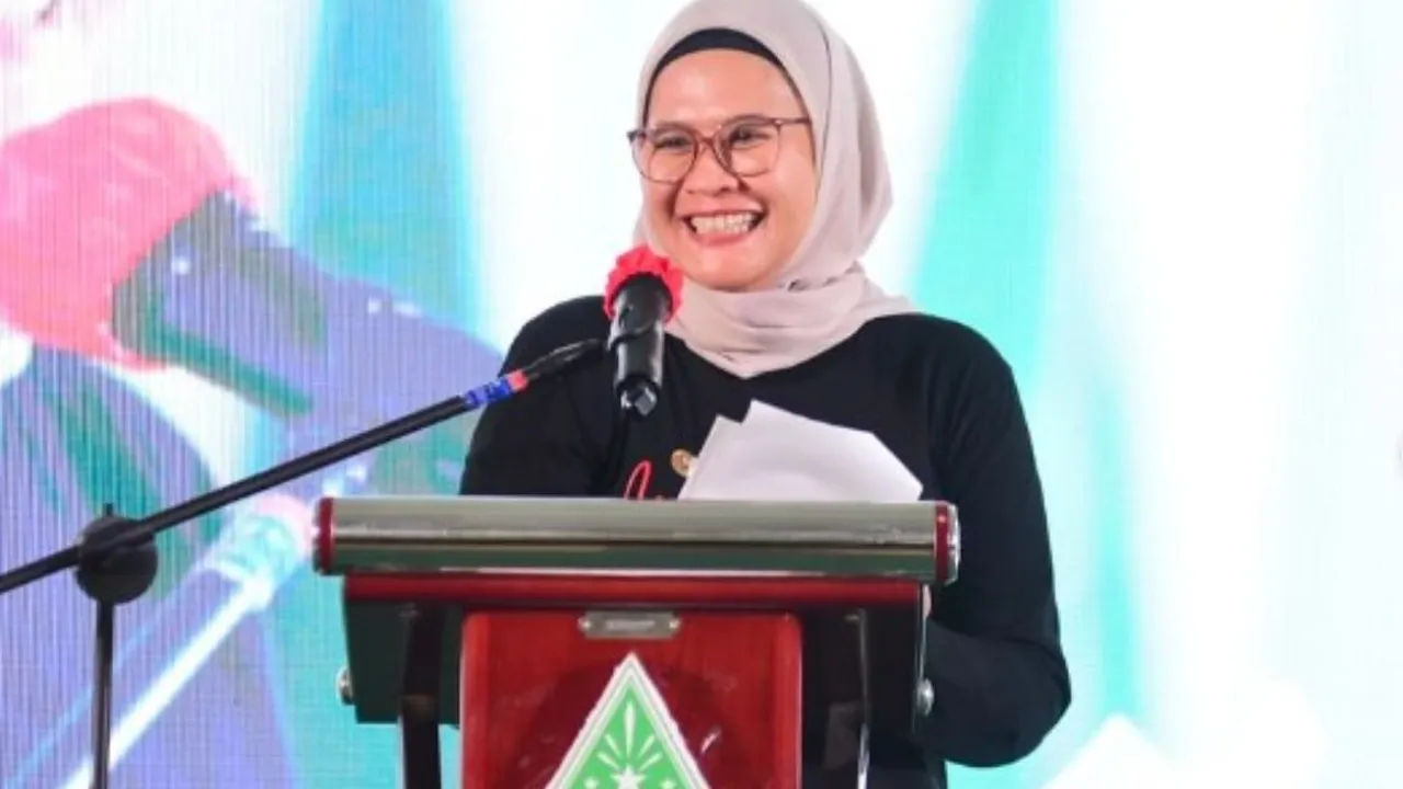 Mengenal Nina Agustina, Calon Bupati Indramayu yang Viral Berkat Aksinya di Tengah Kampanye