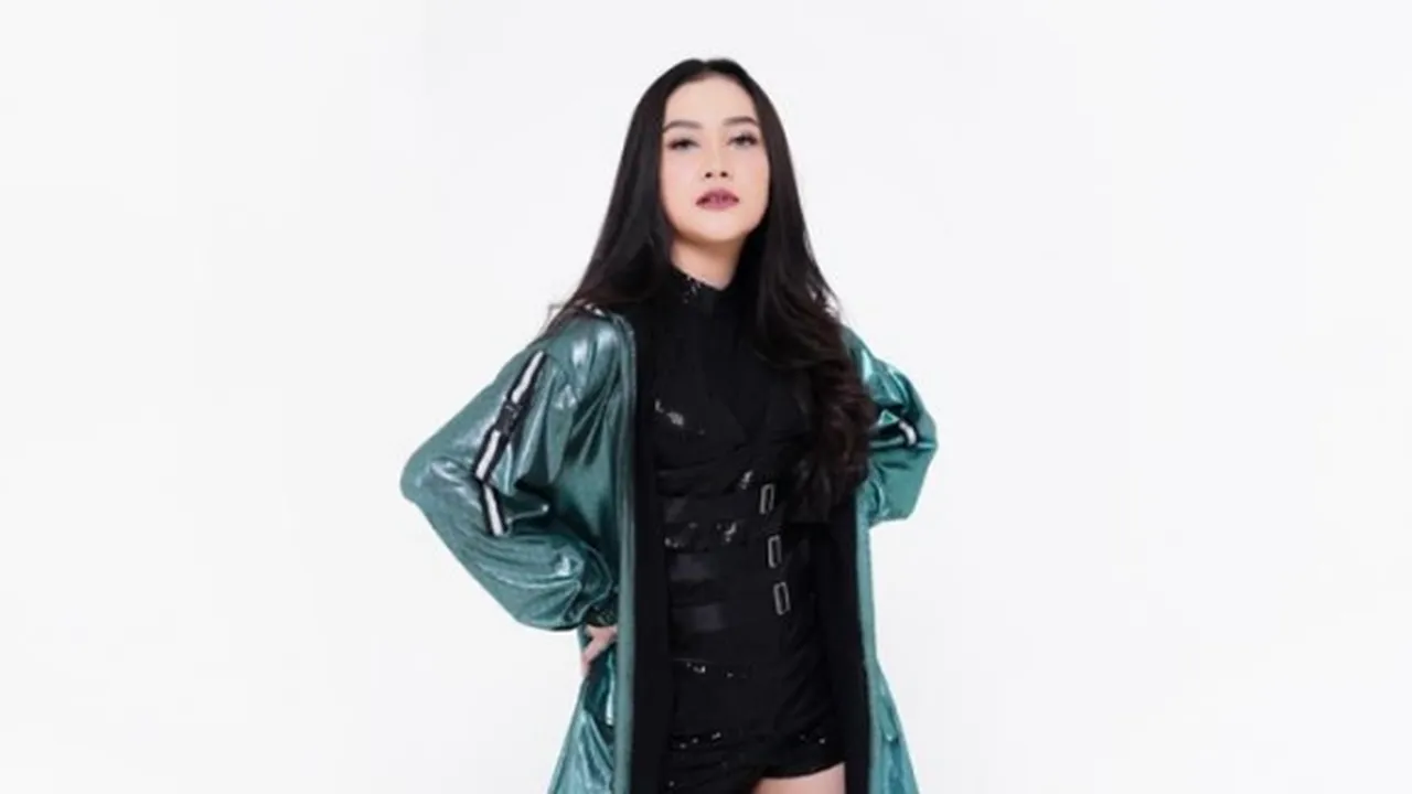 Mengenal Veni Nur, Penyanyi dari Lagu 'Kanan Kiri Puter Puter Jari' yang Viral Banget