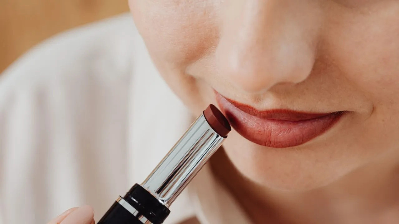 Menggunakan Lipstik Matte Setiap Hari Bikin Bibir Hitam? Ini Kata Medis