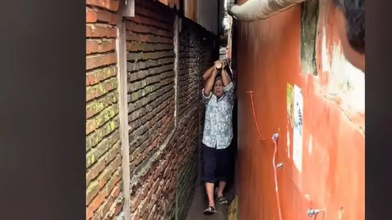 Mengharukan, Warga Usung Jenazah Lalui Lorong Sempit Curi Empati Warganet
