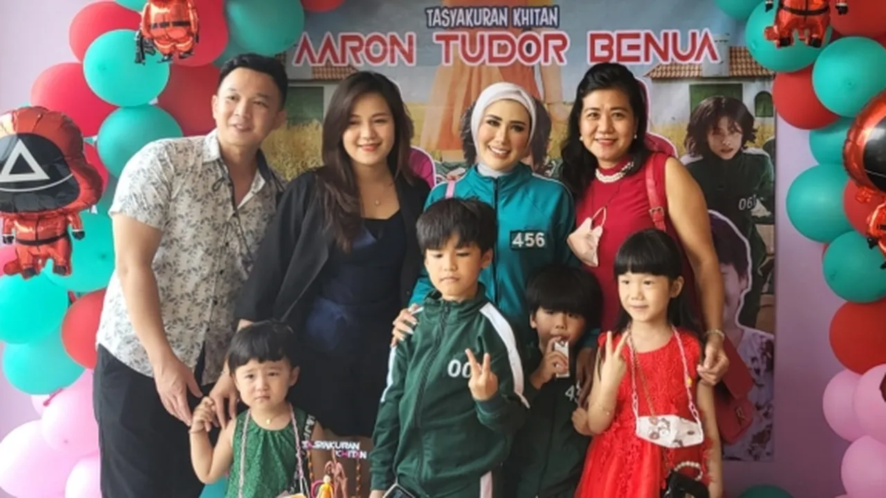Mengintip Prosesi Syukuran Khitan Anak Rey Utami, Seru Bertema Squid Game!