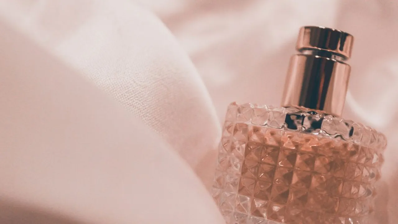 Mengupas Apakah Extrait de Parfum Lebih Tahan Lama dibandingkan Eau de Parfum? Ini Penjelasannya