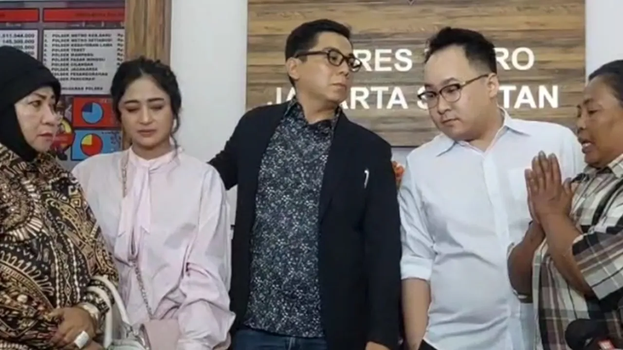 Menyesali Perbuatannya, Winarsih Minta Maaf Sambil Sujud di Kaki Ibunda Dewi Perssik