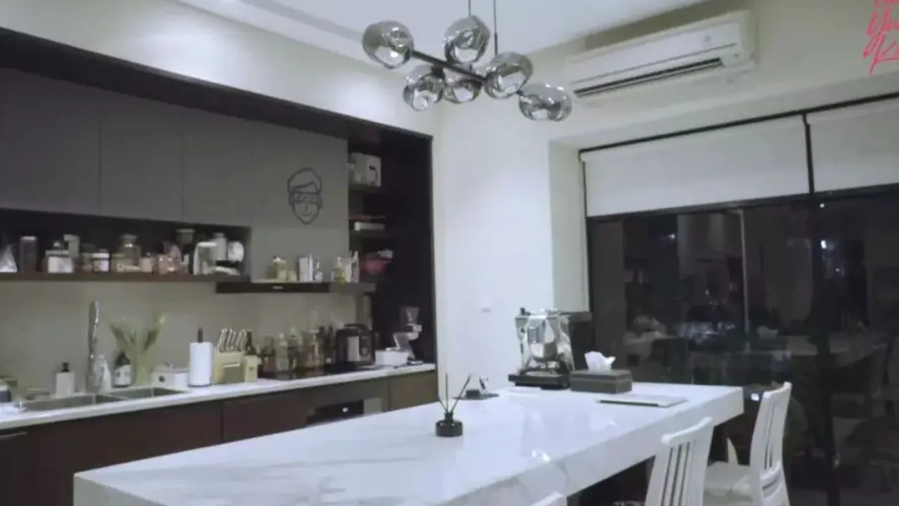 Menyusuri Dapur Minimalis Modern Vidi Aldiano, Lengkap dengan Kitchen Island