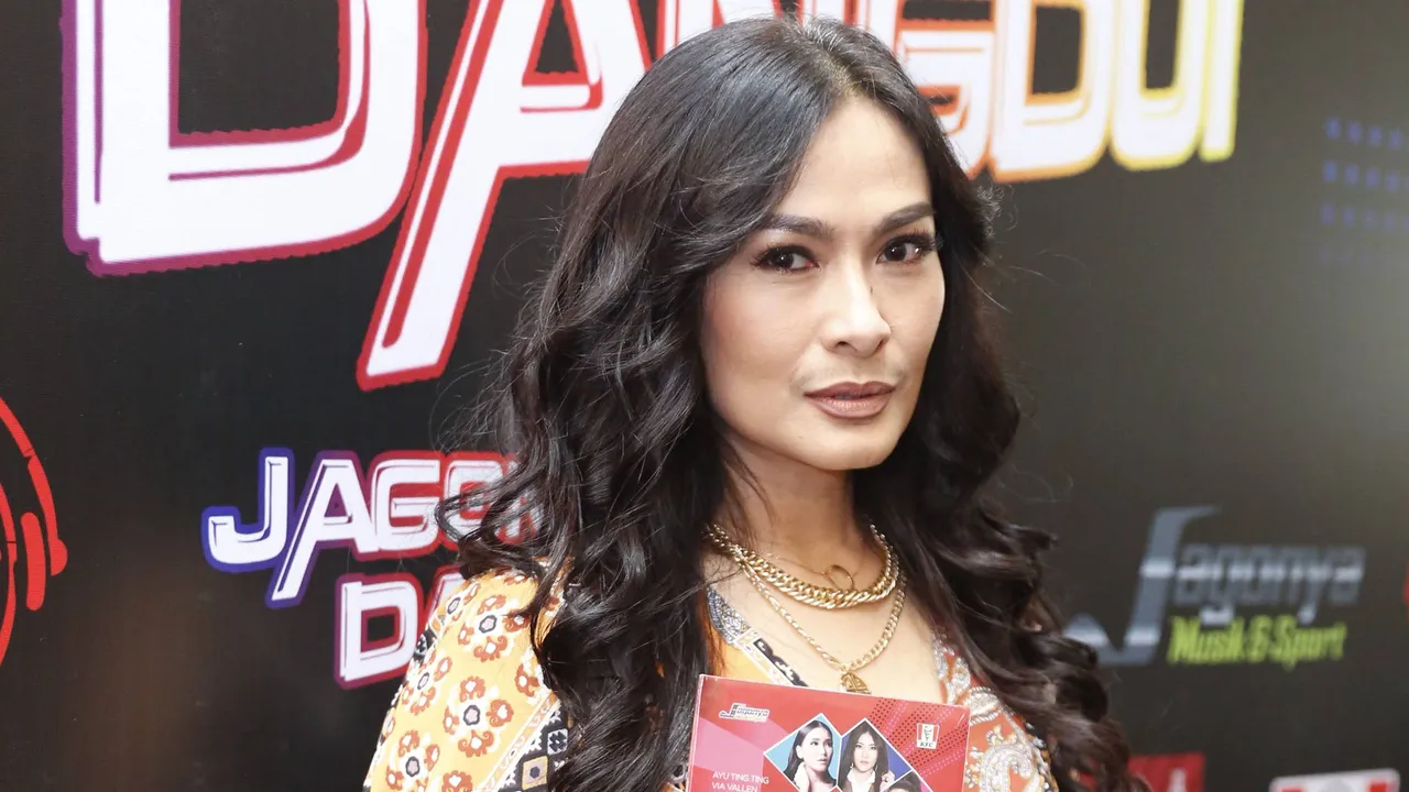 Merasa Dirugikan Dengan Tudingan Kepada Sang Suami, Iis Dahlia Sindir Wartawan