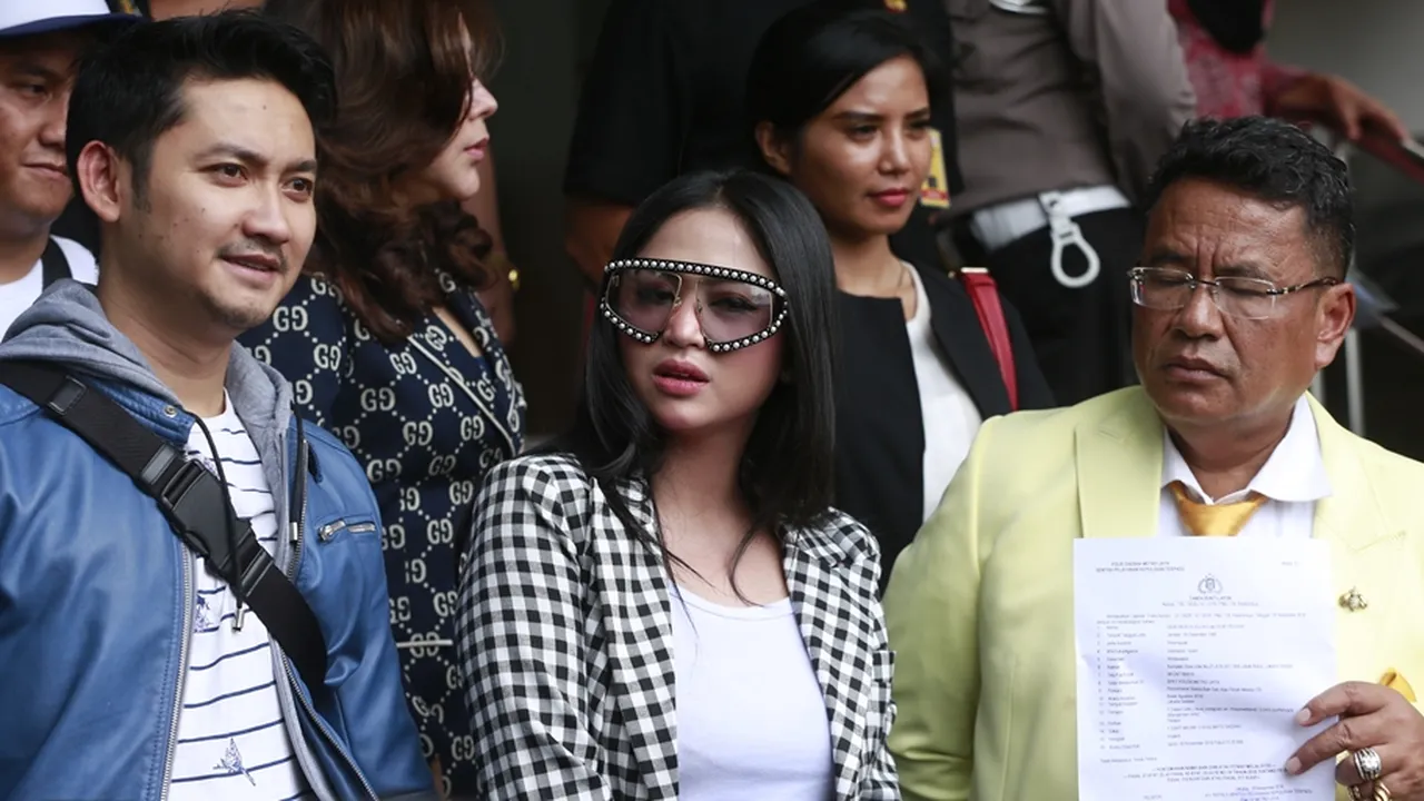 Merasa Dirugikan, Dewi Perssik Laporkan Keponakan Atas Dugaan Pencemaran Nama Baik Merasa Dirugikan, Dewi Perssik Laporkan Keponakan Atas Dugaan Pencemaran Nama Baik
