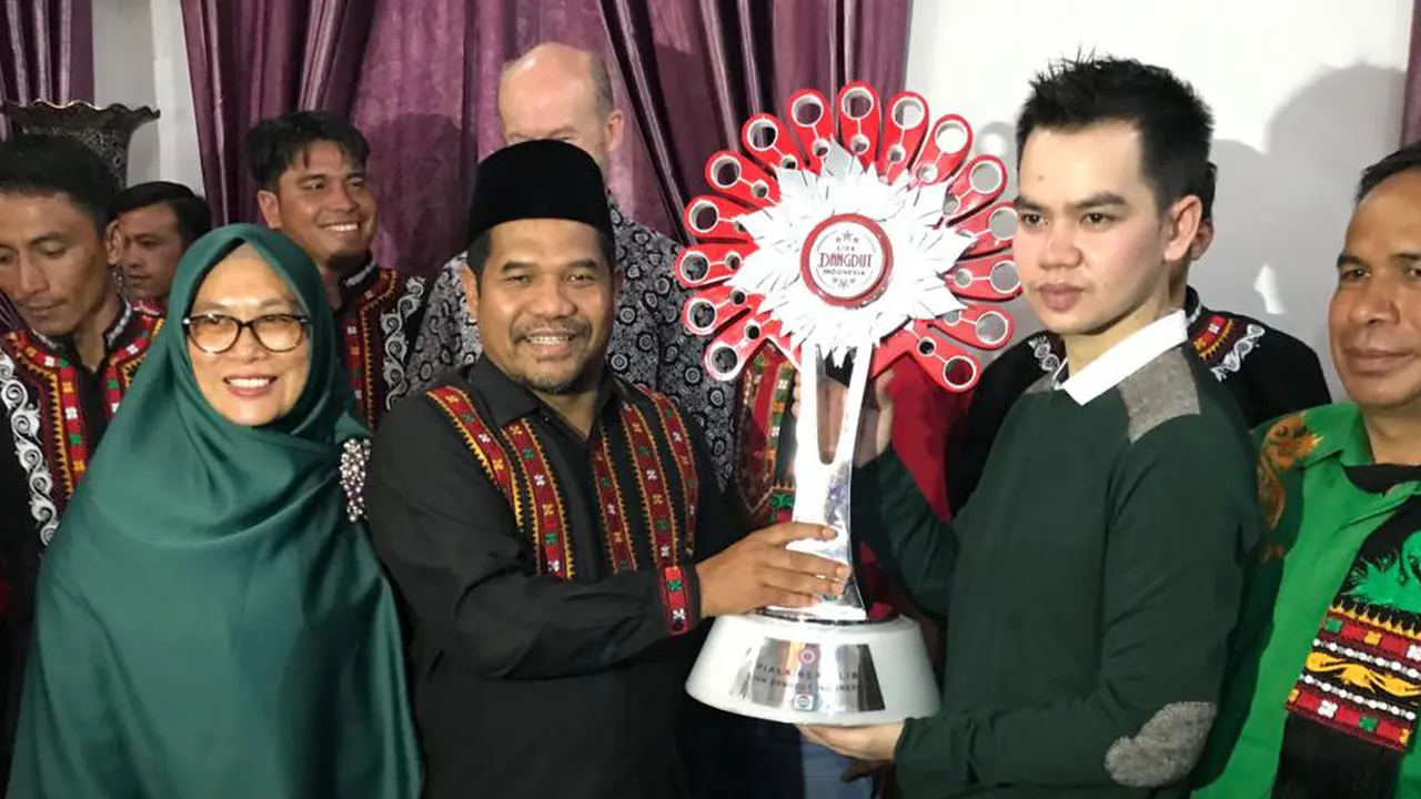 Meriah, Penyerahan Piala Bergilir Dari Faul Kepada Bupati Bener, Aceh