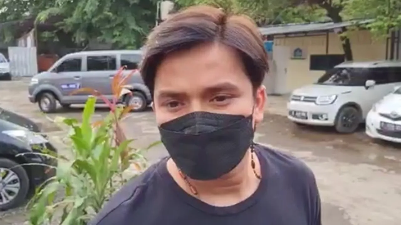 Merindukan Mendiang Olga, Billy Syahputra Menangis di Kamar Sendirian