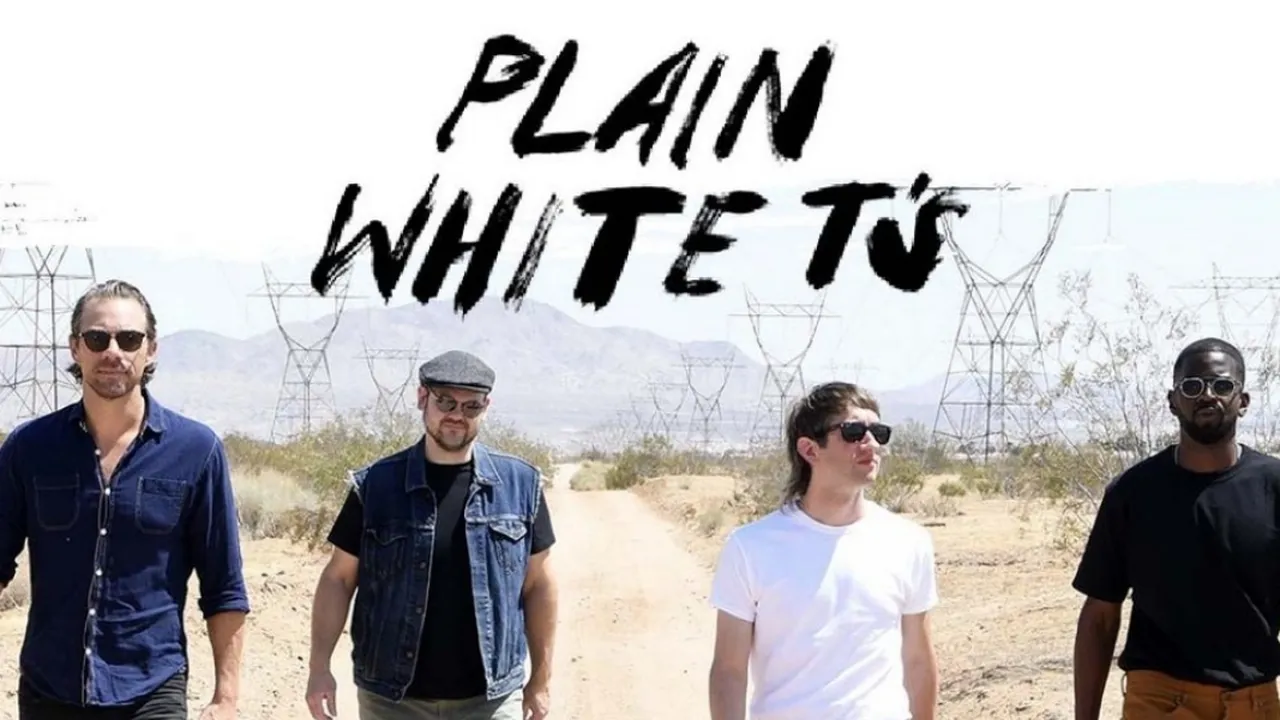 Meski Diguyur Hujan Deras, Penonton Soundrenaline 2022 Tetap Setia Temani Plain White T's