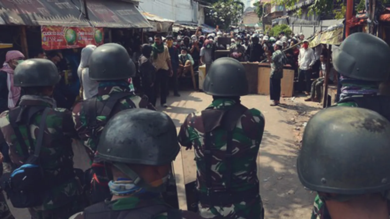 Meski Dilempari Batu, Pihak Kepolisian Tolong Demonstran yang Pingsan