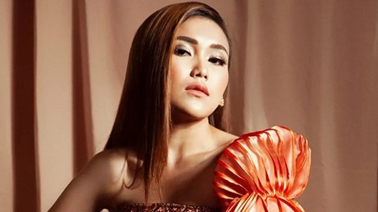 Meski Sering Tampil Glamor, Ternyata Ayu Ting Ting Lebih Suka Pakai Sandal Jepit!