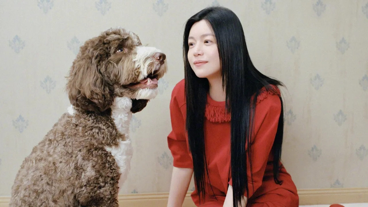 Michelle Chen Tampil Memukau di Pemotretan Majalah VOGUE China, Angkat Tema Romansa Modern