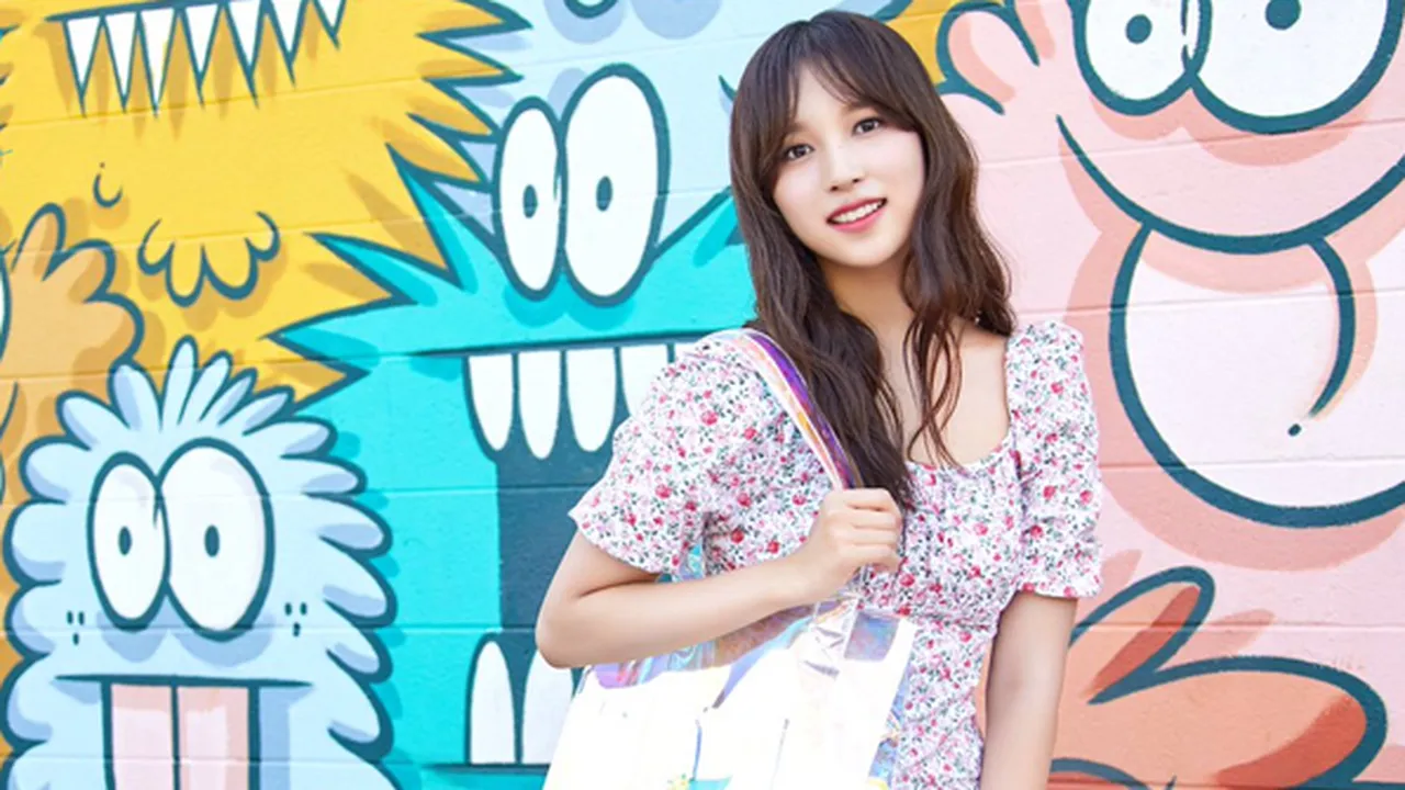Mina TWICE Pulang ke Korea, Diantar Ibunda - Sembunyikan Wajah dari Media