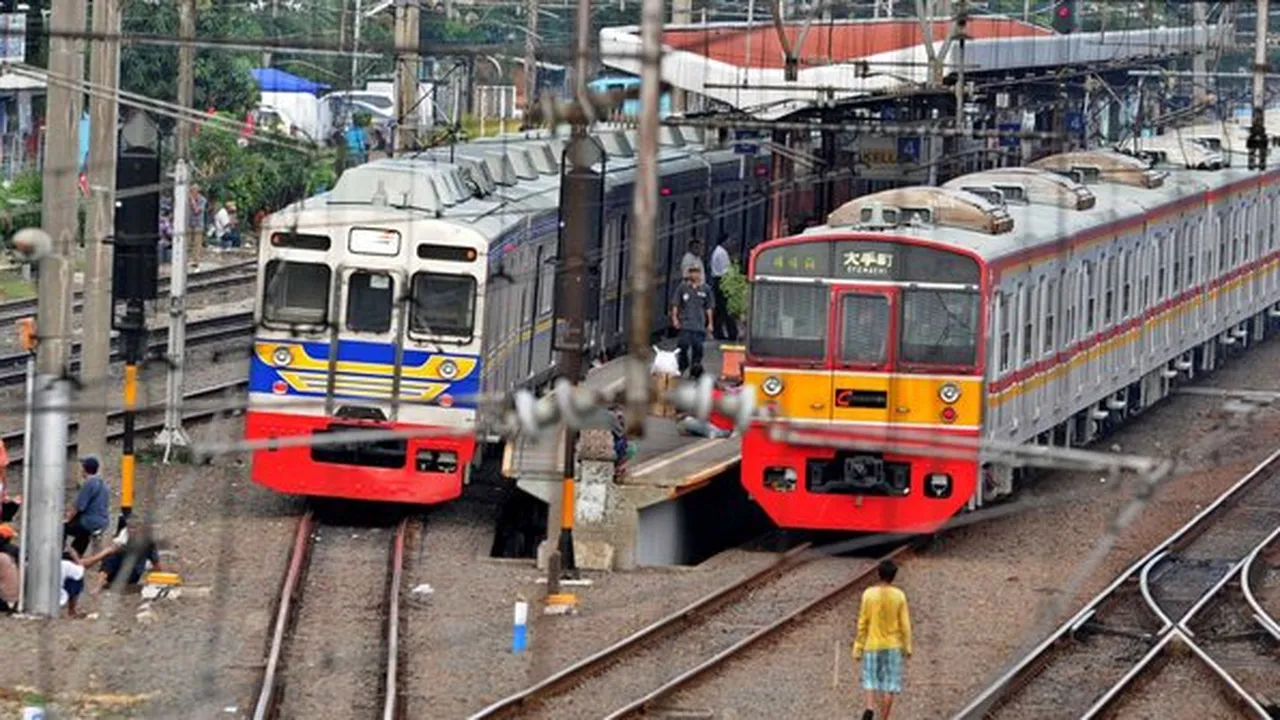 Miris! Gelantungan di KRL, Kelakuan Cowok-Cowok Ini Nggak Banget