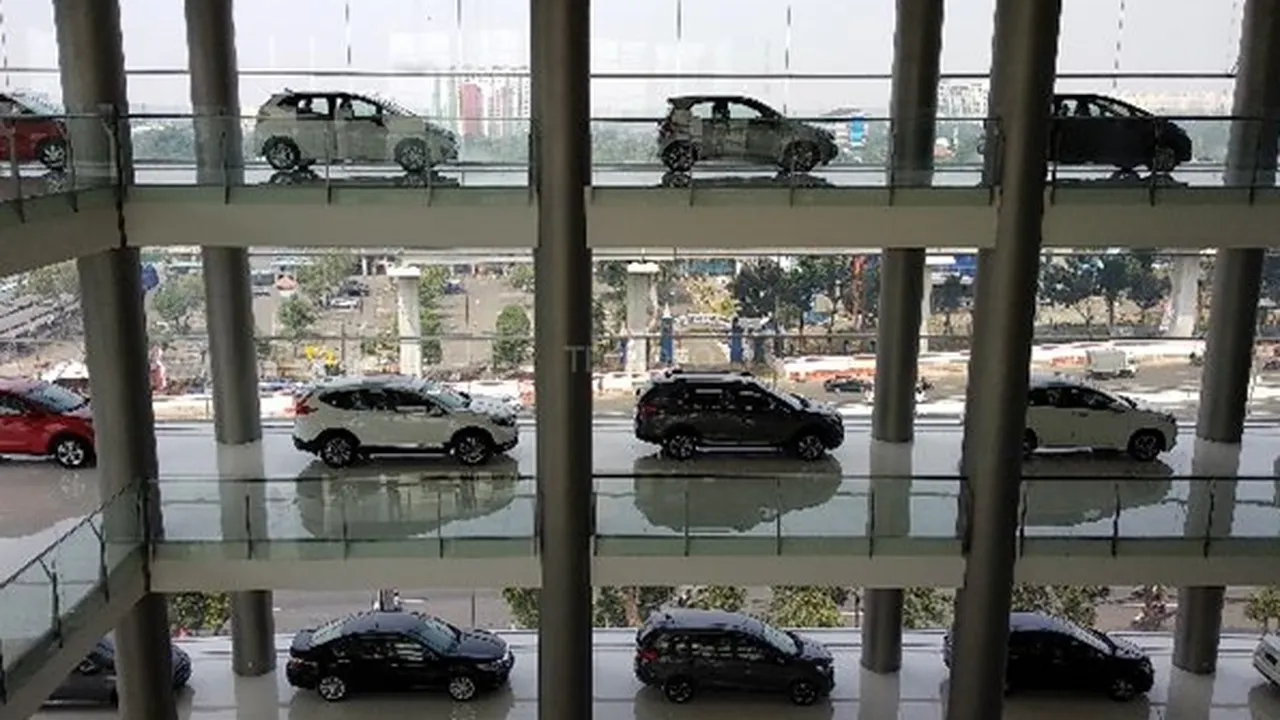 Misteri Akhirnya Terpecahkan, Begini Lho Cara Menaruh Mobil di Showroom Lantai 2