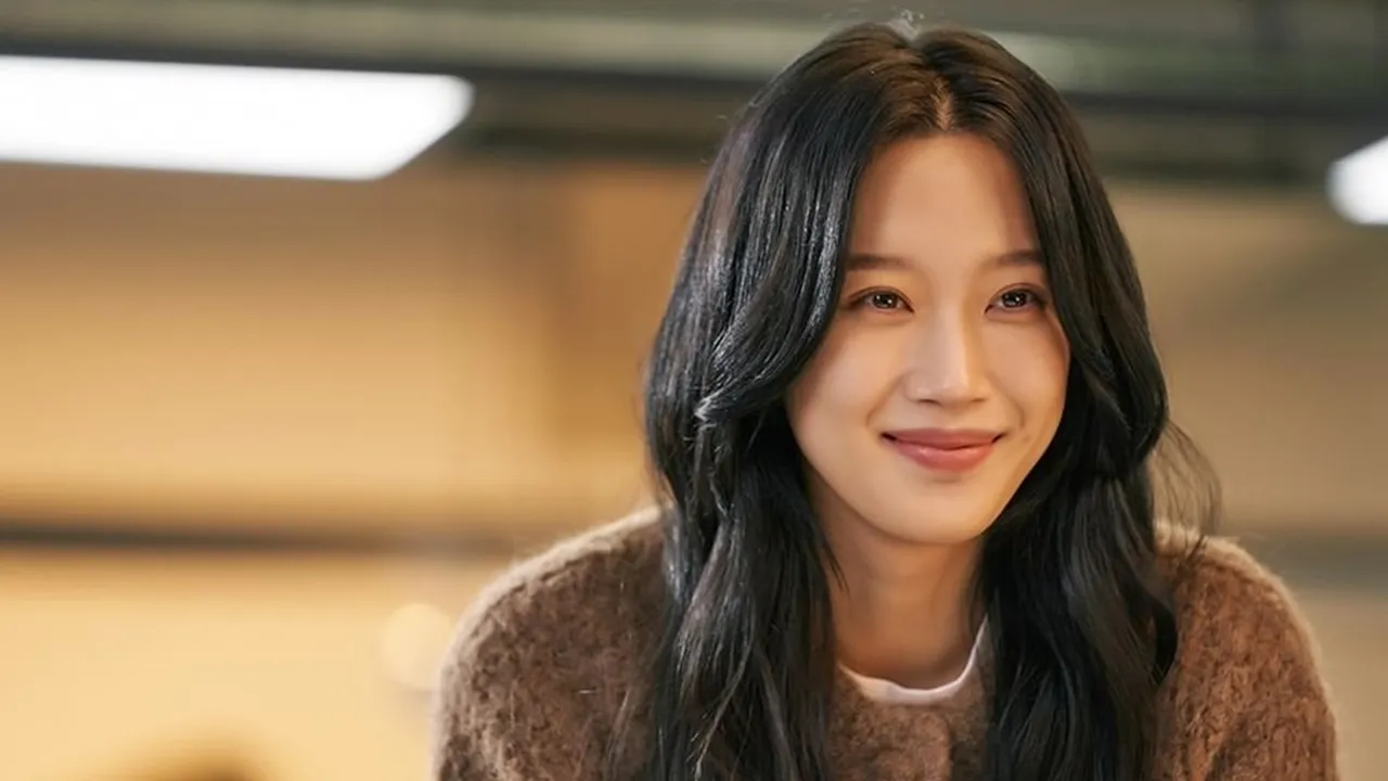 Mix and Match Cardigan ala Moon Ga Young dalam 'LINK: EAT, LOVE, KILL' yang Bikin Gaya Naik Level