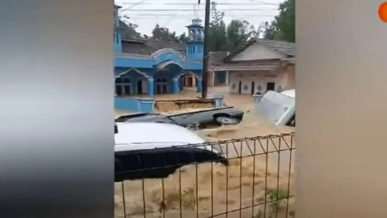 Mobil Hanyut Karena Banjir Bandang di Sukabumi, BPBD Berikan Penjelasan