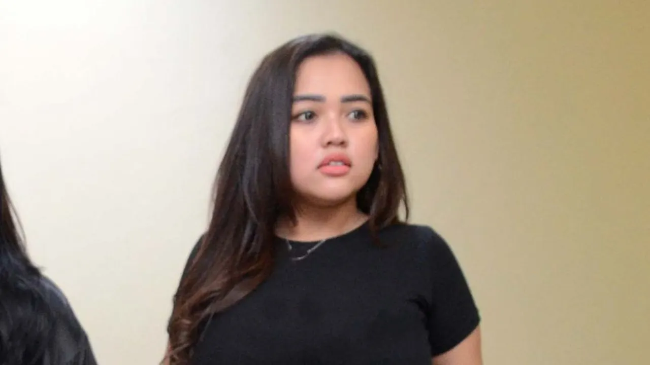 Mobil Terlalu Banyak Jadi Alasan Clara Gopa Pasang Kanopi di Depan Rumah