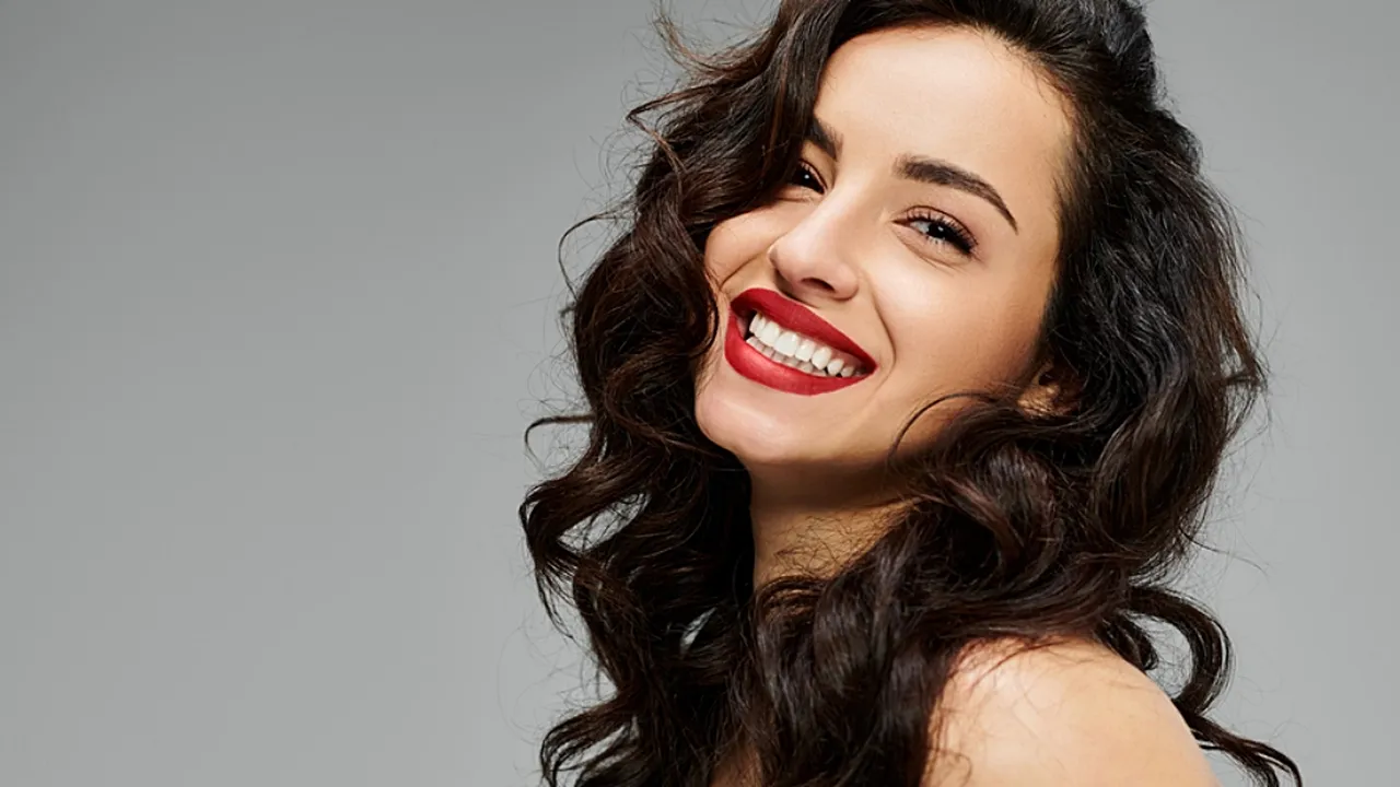 Model Rambut Layer Panjang untuk Wajah Bulat Pipi Tembam yang Stylish