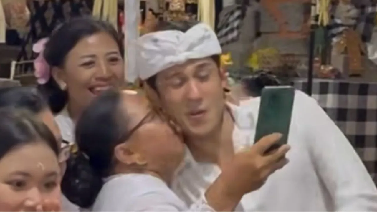 Momen Antonio Blanco Jr Ketika Dicium Ibu-ibu di Bali Usai Dimintai Foto Bareng, Hanya Bisa Pasrah dan Ucap ‘Suksma’