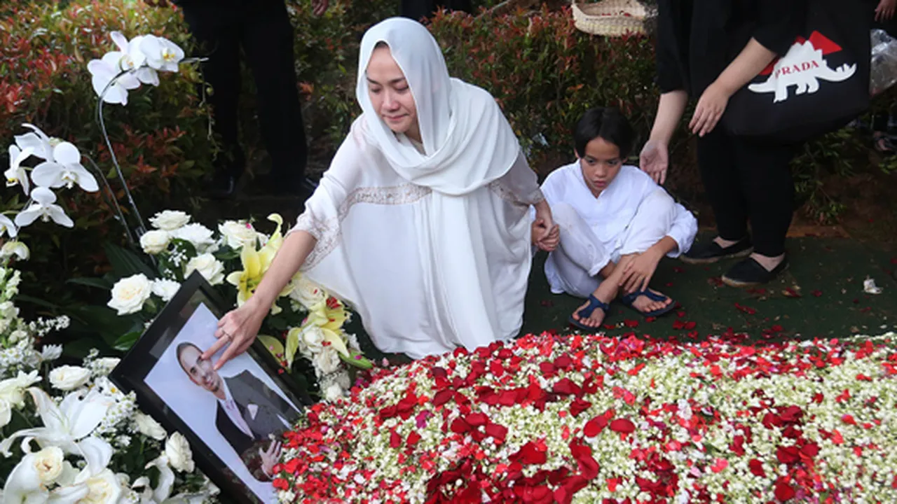 Momen Haru Bunga Citra Lestari Menguatkan Noah Saat Berziarah ke Makam Ashraf Sinclair