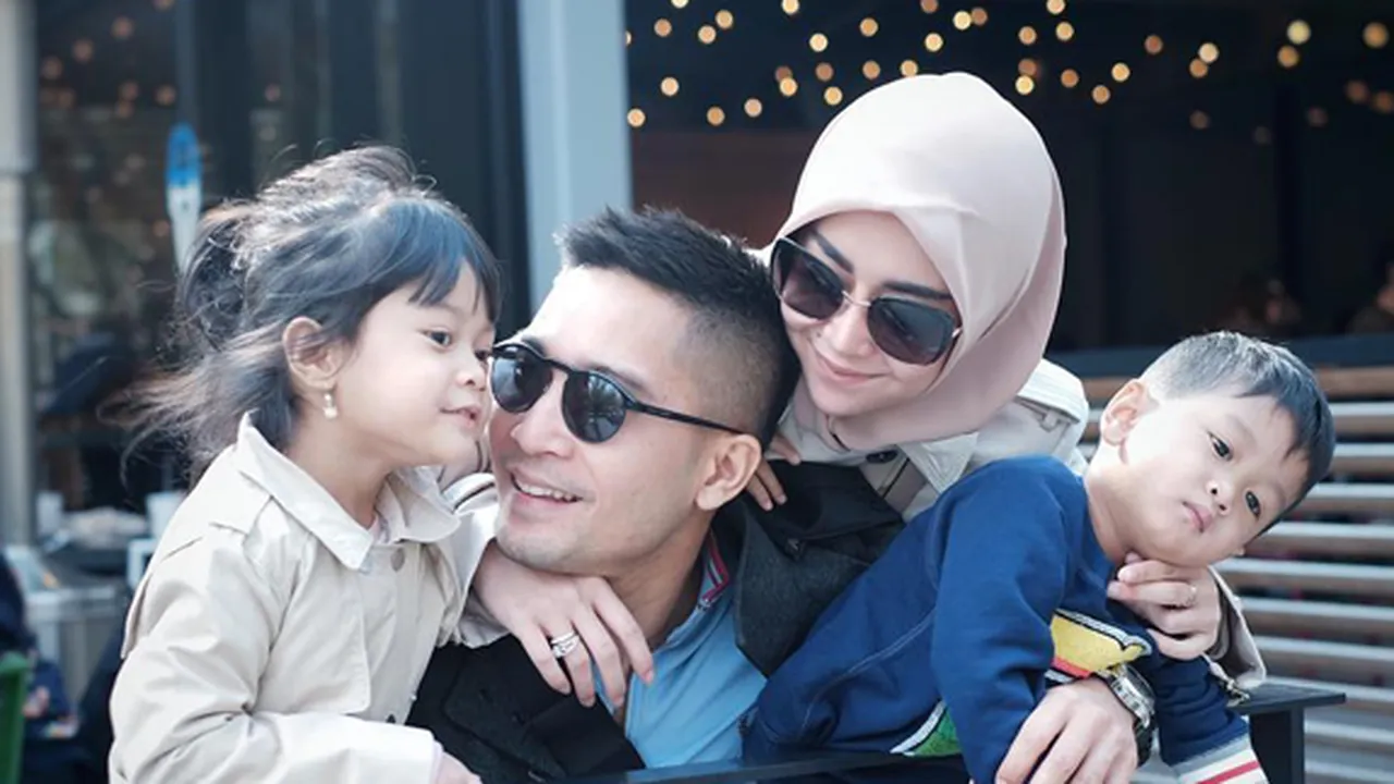 Momen Haru Detri Warmanto Ketemu Para Buah Hati, Jaga Jarak dan Cuma 2 Menit!