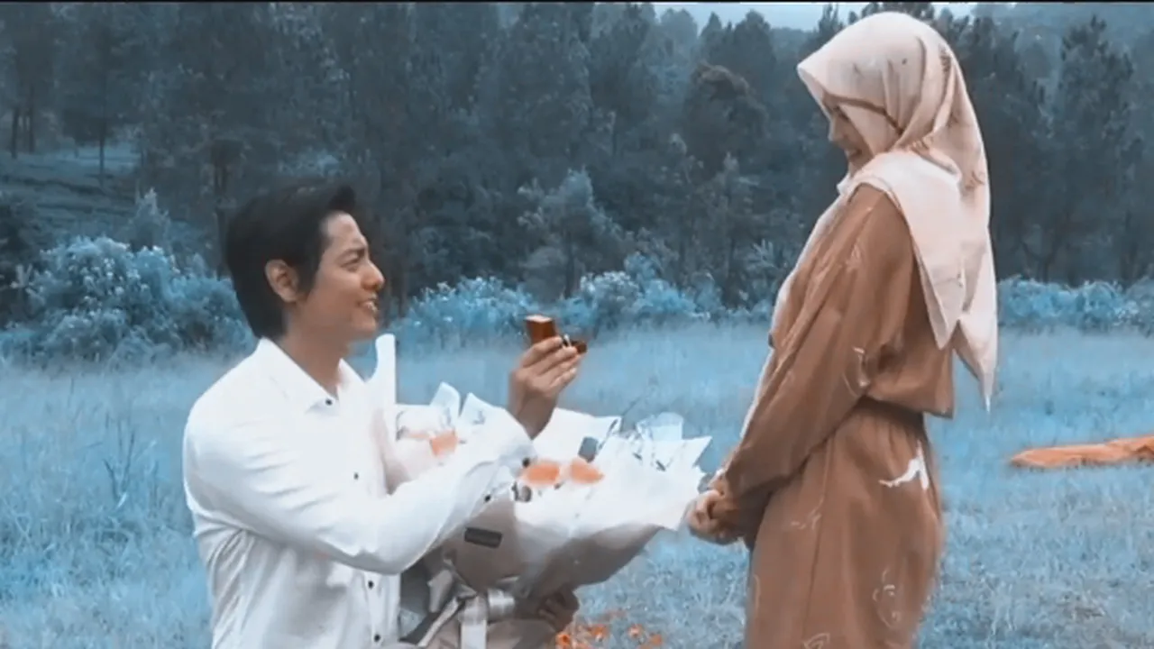Momen Kejutan Manis Roger Danuarta Lamar Cut Meyriska